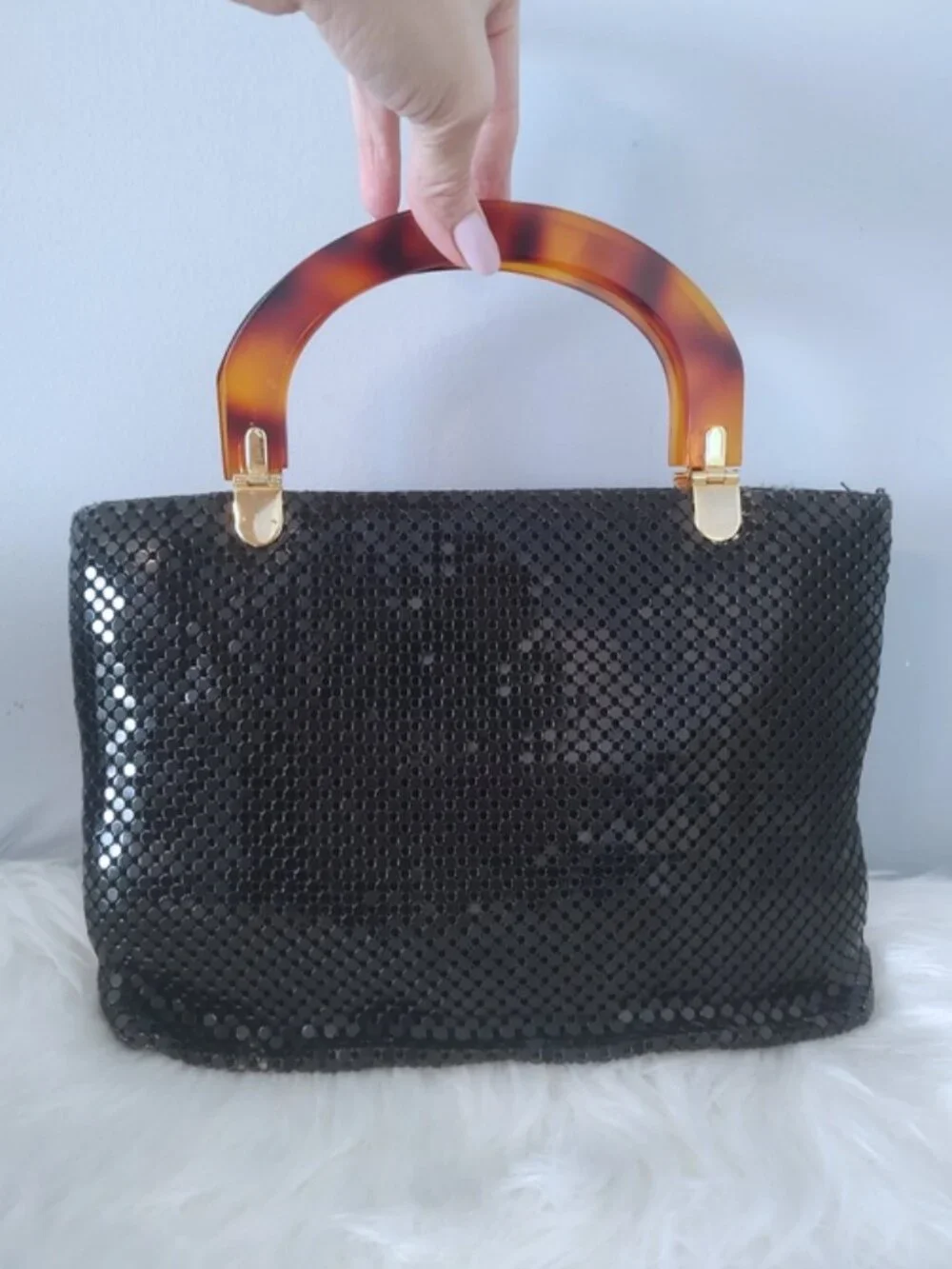 Vintage 1960s metal mesh handbag w/lucite handles - Picture 2 of 11